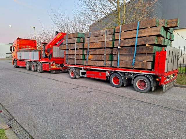 Bemutrans vrachtwagen hout werkzaamheden