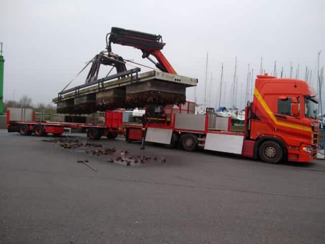 Opbouwen van jachthaven. Vrachtwagen met kraan.