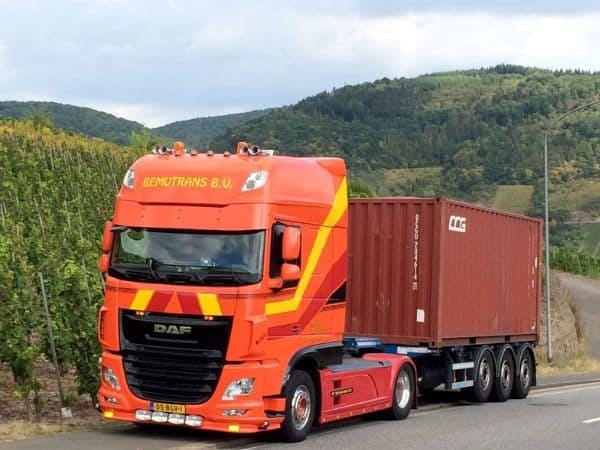 Vrachtwagen Bemutrans met container