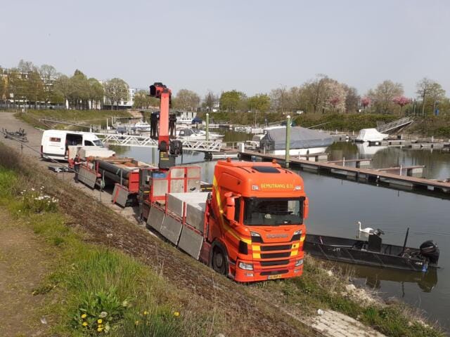 Vrachtwagen met kraan. Stijger jachthaven.