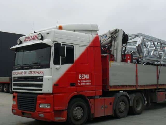 Vrachtwagen met kraan Bemutrans
