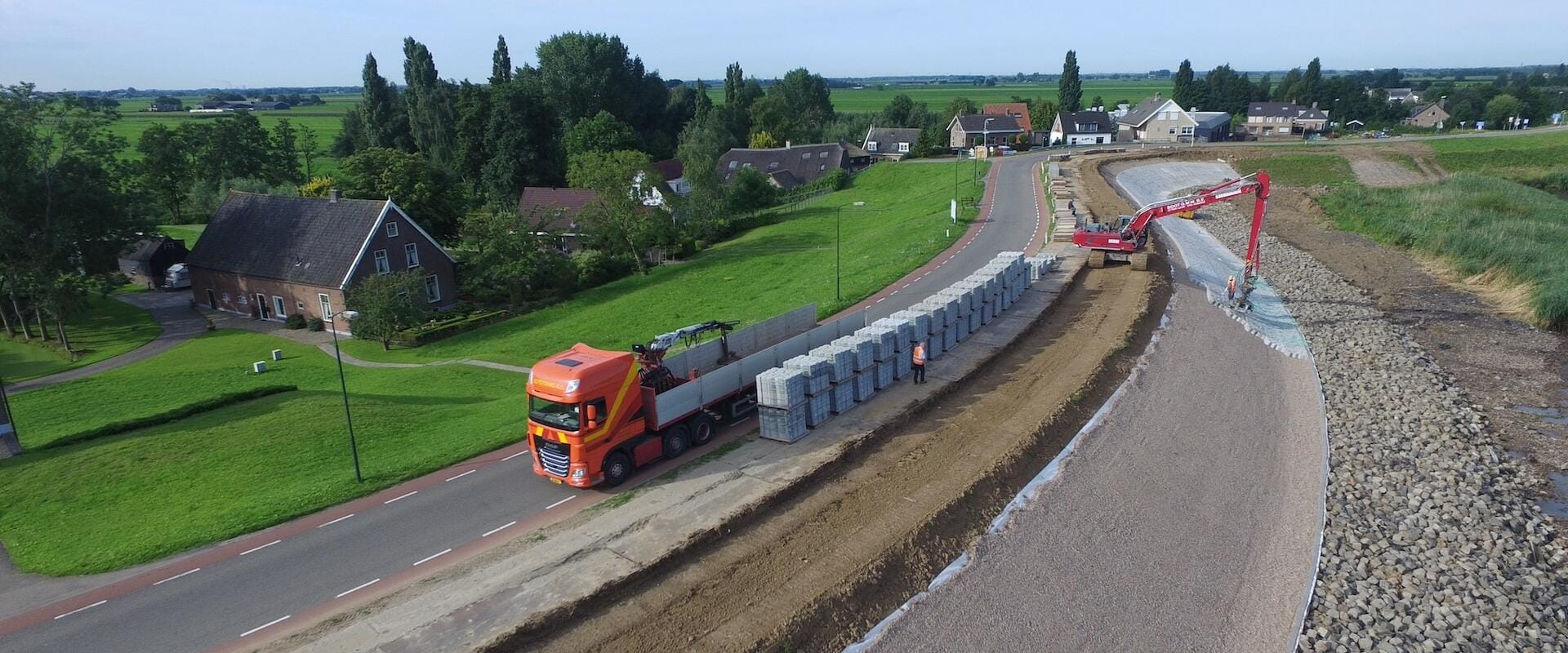 Vrachtwagen Bemutrans dijkwerkzaamheden