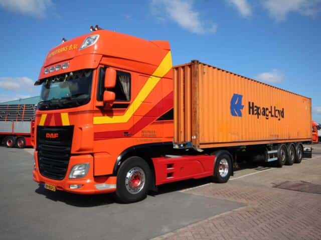 Vrachtwagen Bemutrans met aanhanger